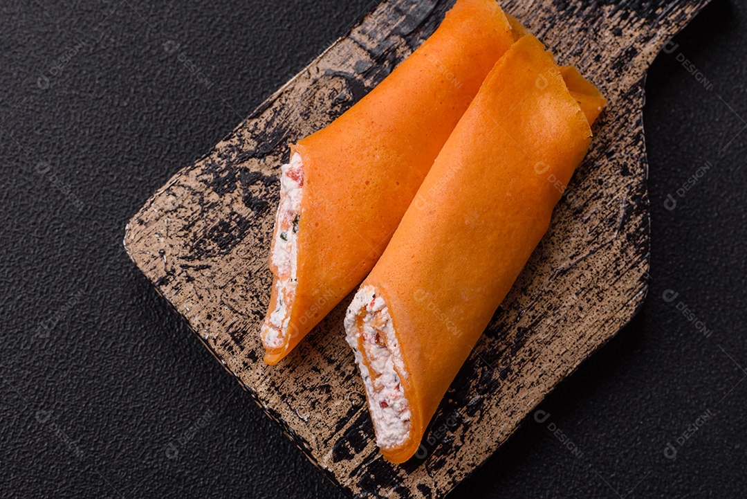 A imagem mostra Tamagoyaki, que é uma omelete japonesa feita com várias camadas de ovos.