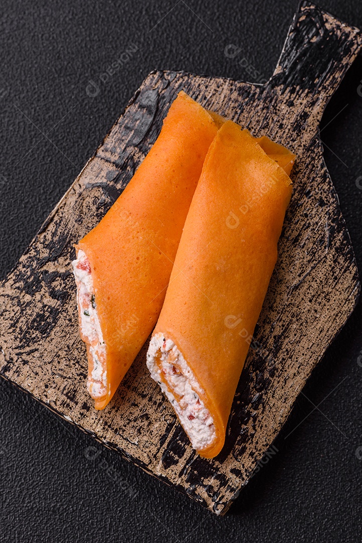 A imagem mostra Tamagoyaki, que é uma omelete japonesa feita com várias camadas de ovos.