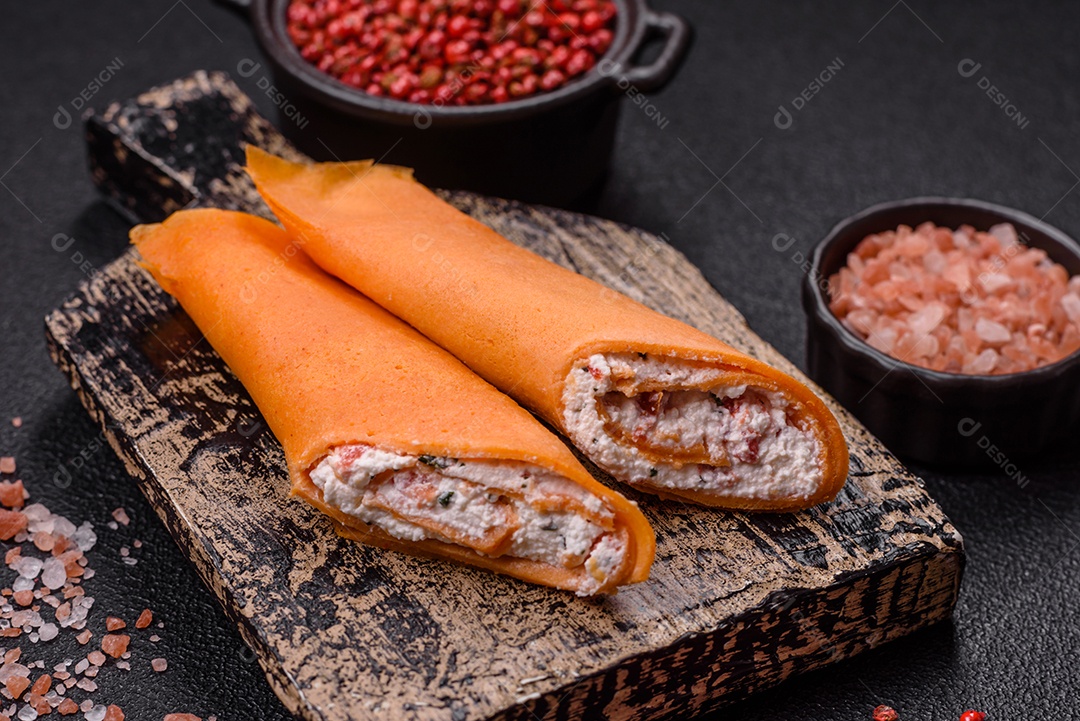 A imagem mostra Tamagoyaki, que é uma omelete japonesa feita com várias camadas de ovos.