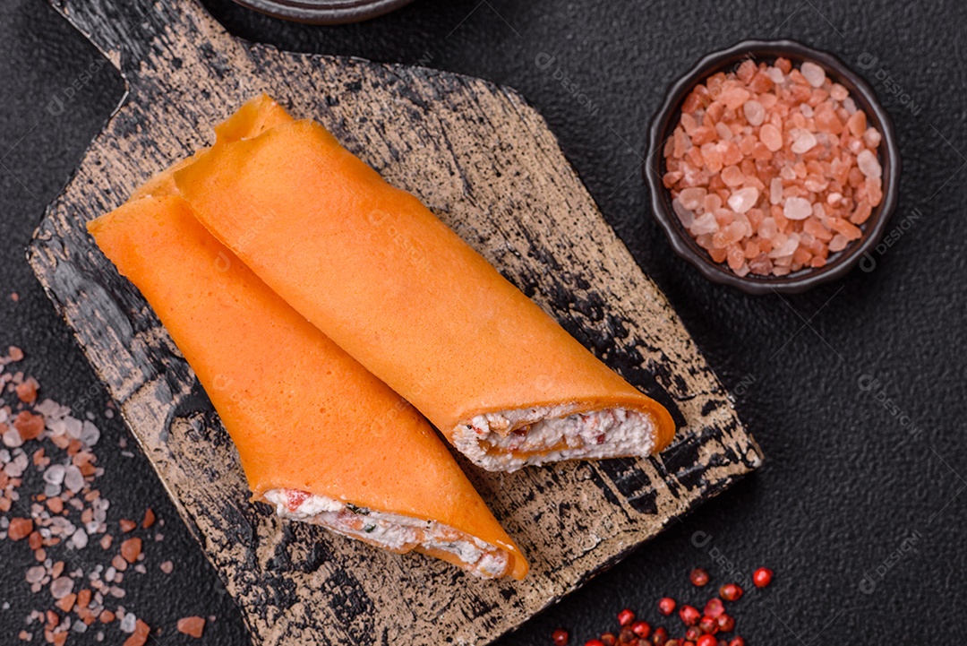 A imagem mostra Tamagoyaki, que é uma omelete japonesa feita com várias camadas de ovos.