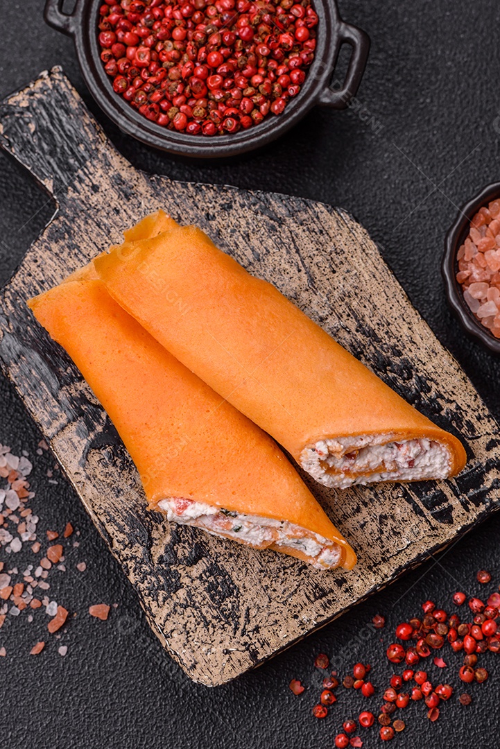 A imagem mostra Tamagoyaki, que é uma omelete japonesa feita com várias camadas de ovos.