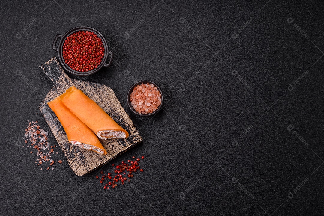 A imagem mostra Tamagoyaki, que é uma omelete japonesa feita com várias camadas de ovos.