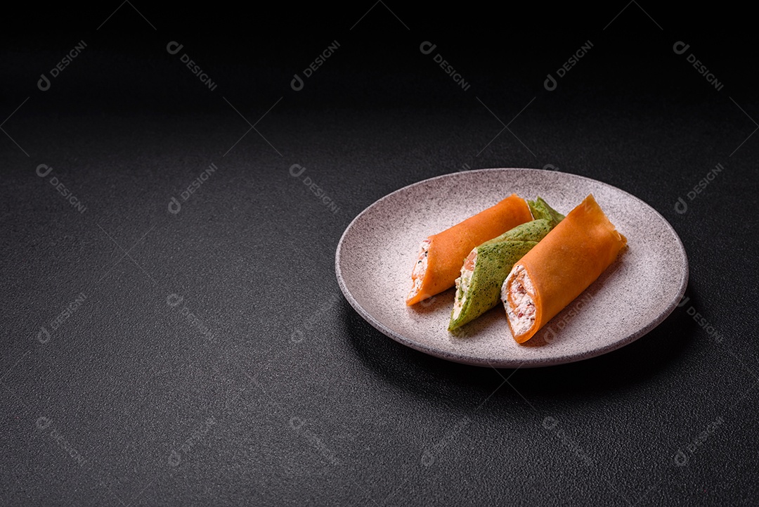 A imagem mostra Tamagoyaki, que é uma omelete japonesa feita com várias camadas de ovos.