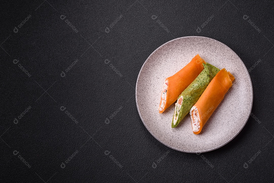 A imagem mostra Tamagoyaki, que é uma omelete japonesa feita com várias camadas de ovos.