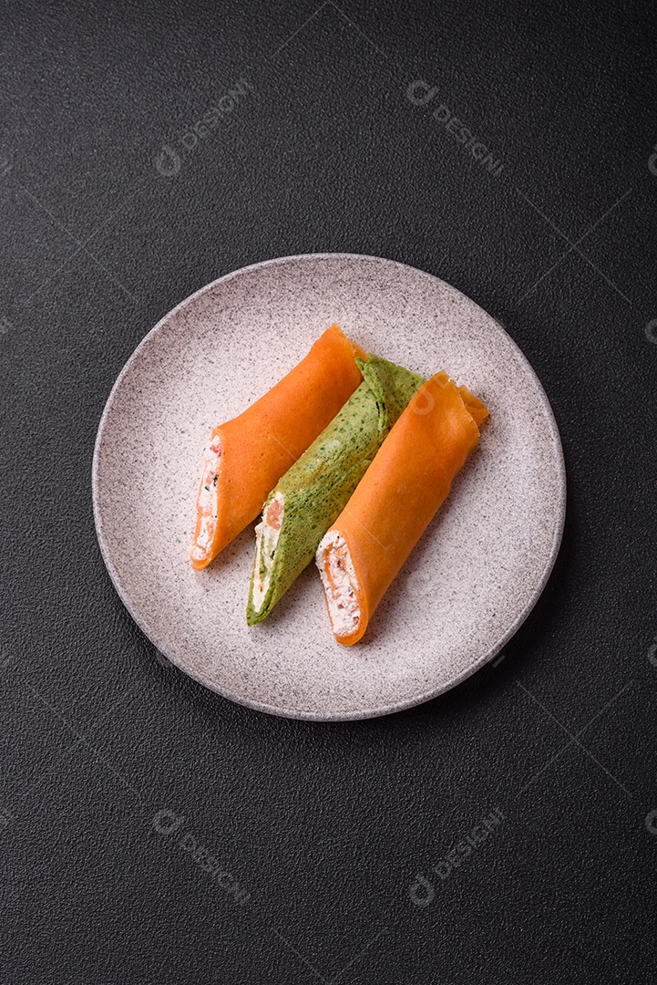 A imagem mostra Tamagoyaki, que é uma omelete japonesa feita com várias camadas de ovos.