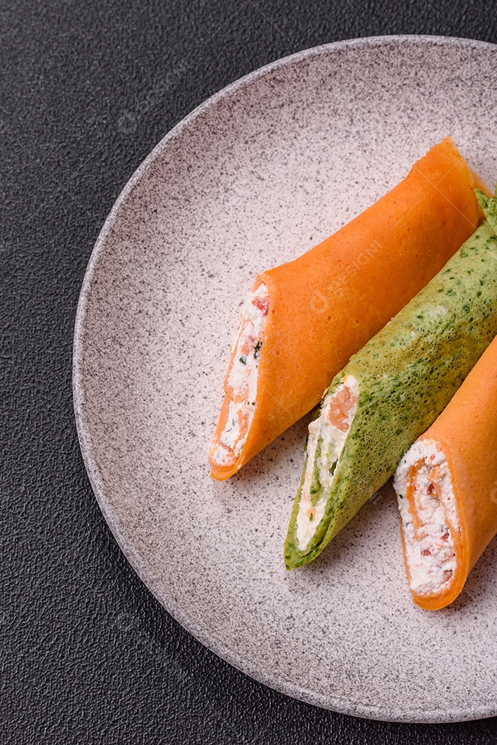 A imagem mostra Tamagoyaki, que é uma omelete japonesa feita com várias camadas de ovos.