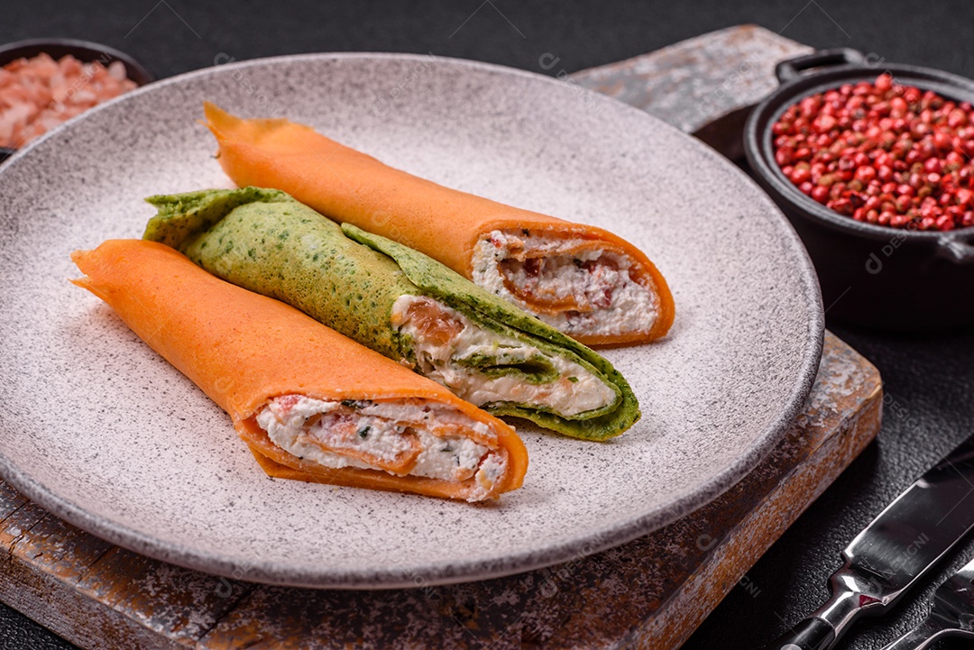 A imagem mostra Tamagoyaki, que é uma omelete japonesa feita com várias camadas de ovos.