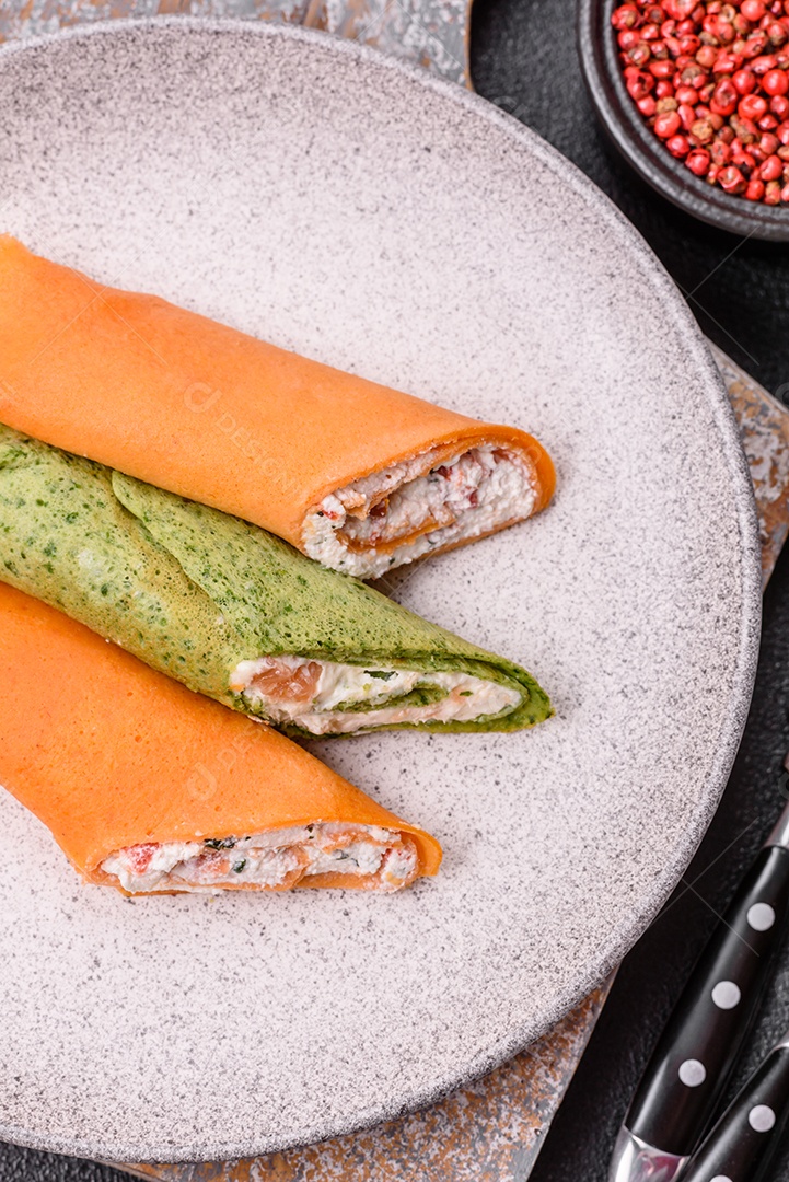 A imagem mostra Tamagoyaki, que é uma omelete japonesa feita com várias camadas de ovos.