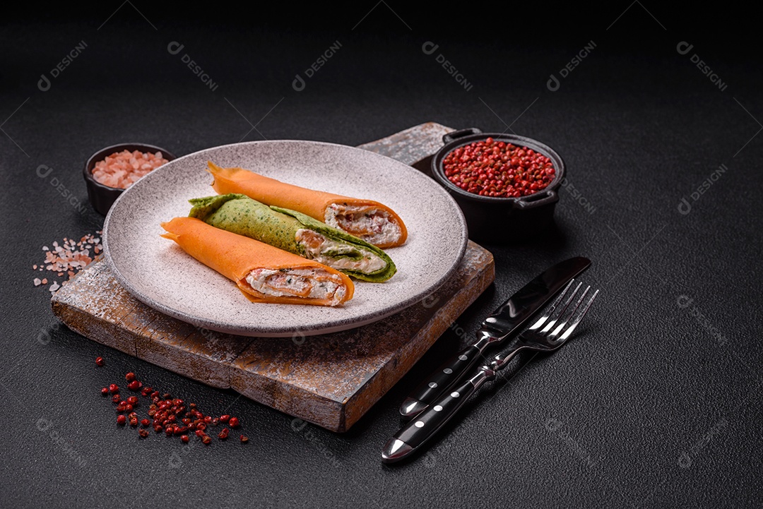 A imagem mostra dois pedaços de bolo ou torta em um prato preto