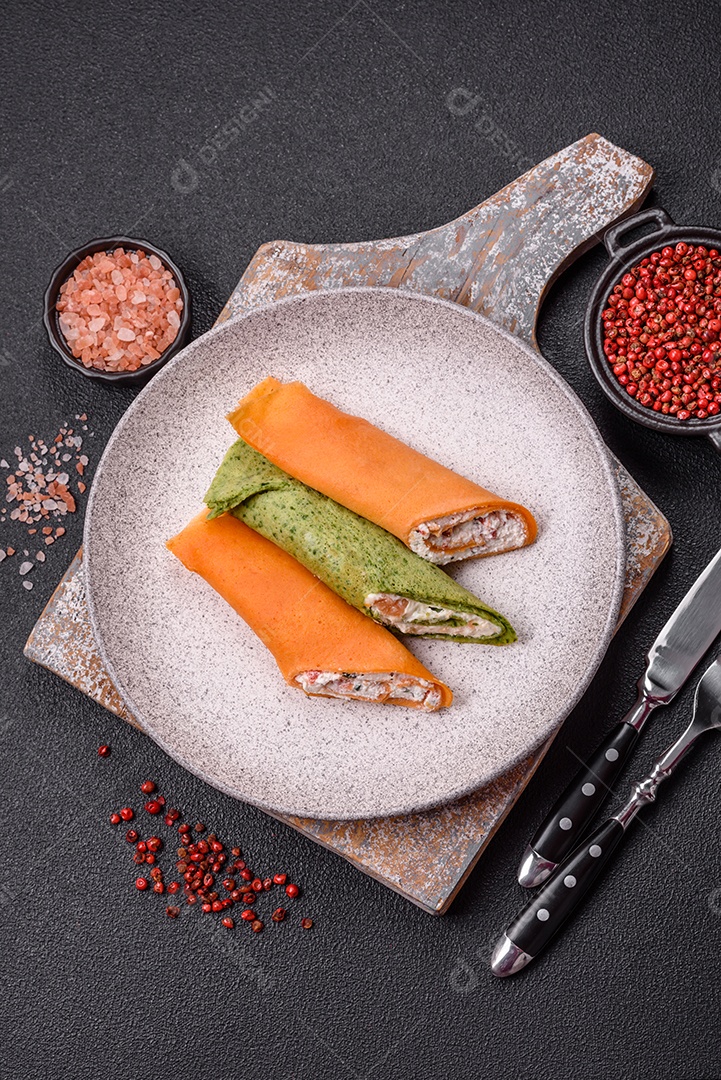 A imagem mostra Tamagoyaki, que é uma omelete japonesa feita com várias camadas de ovos.