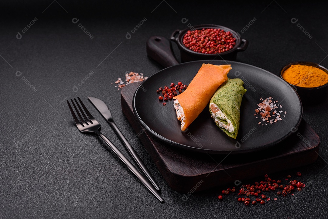 A imagem mostra Tamagoyaki, que é uma omelete japonesa feita com várias camadas de ovos.