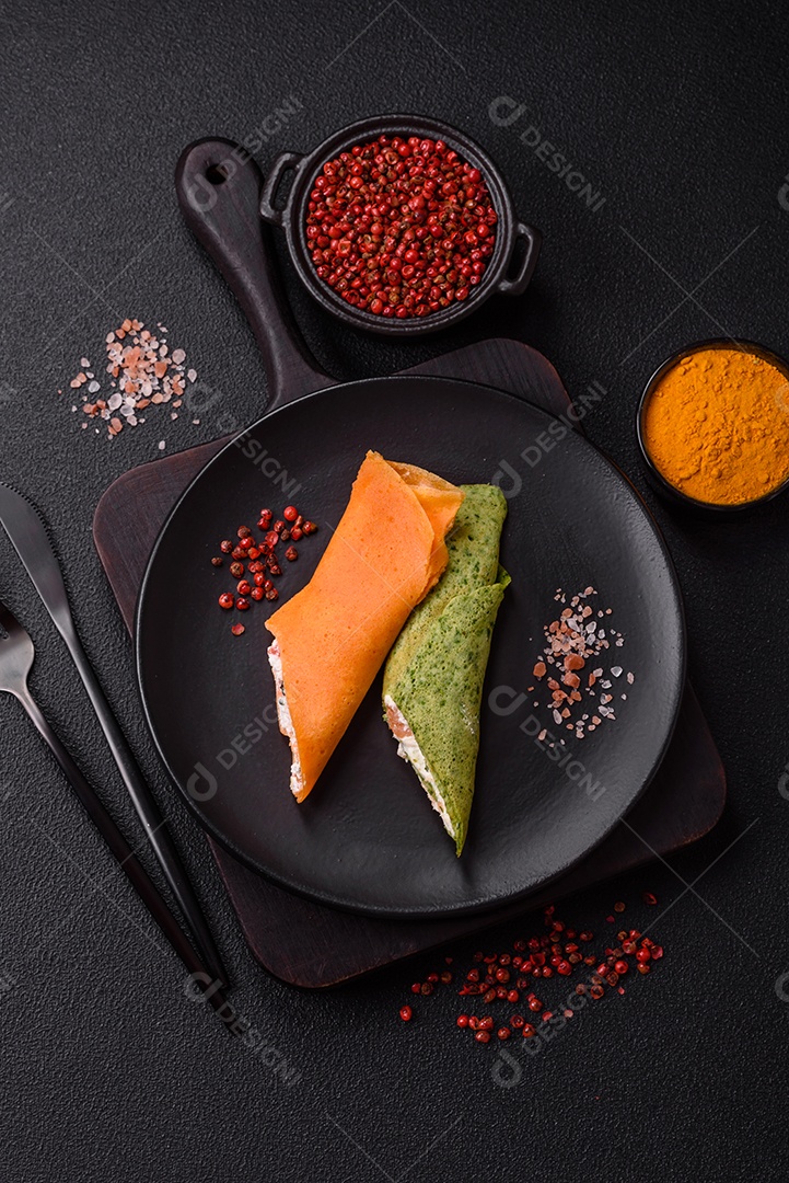 A imagem mostra Tamagoyaki, que é uma omelete japonesa feita com várias camadas de ovos.