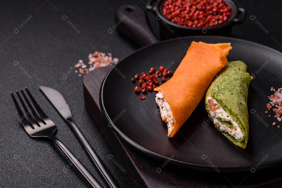 A imagem mostra Tamagoyaki, que é uma omelete japonesa feita com várias camadas de ovos.