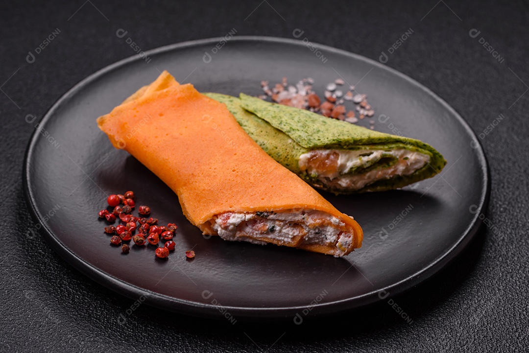 A imagem mostra Tamagoyaki, que é uma omelete japonesa feita com várias camadas de ovos.