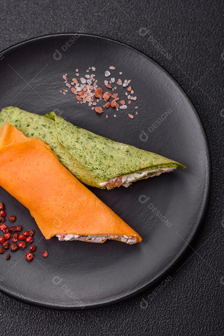 A imagem mostra Tamagoyaki, que é uma omelete japonesa feita com várias camadas de ovos.