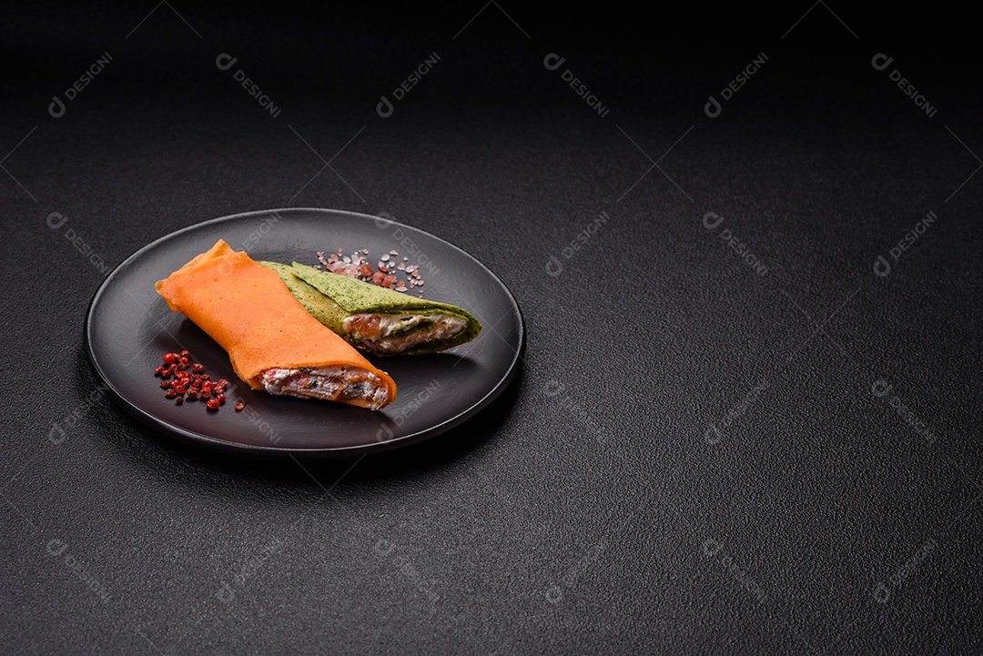 A imagem mostra Tamagoyaki, que é uma omelete japonesa feita com várias camadas de ovos.