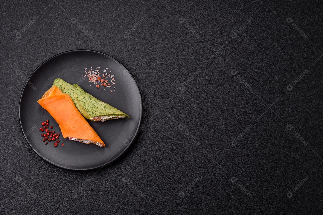 A imagem mostra dois pedaços de bolo ou torta em um prato preto