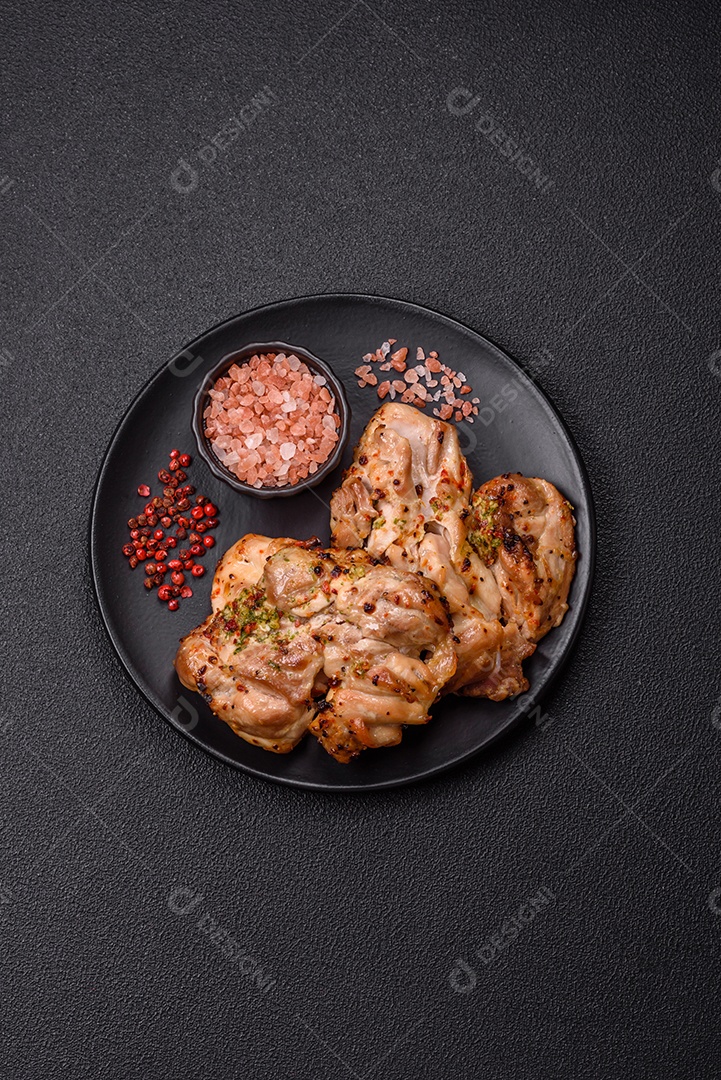 A imagem mostra um prato de legumes salteados ou refogados, provavelmente incluindo ervilhas verdes