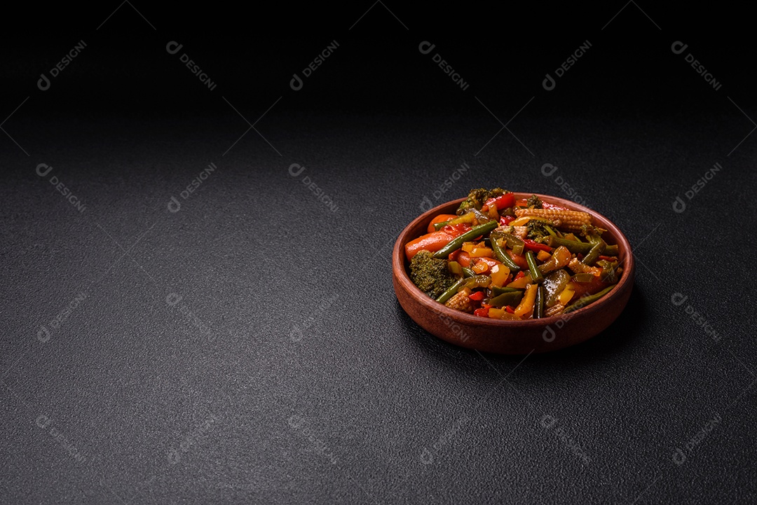 A imagem mostra um prato de legumes salteados ou refogados, provavelmente incluindo ervilhas verdes