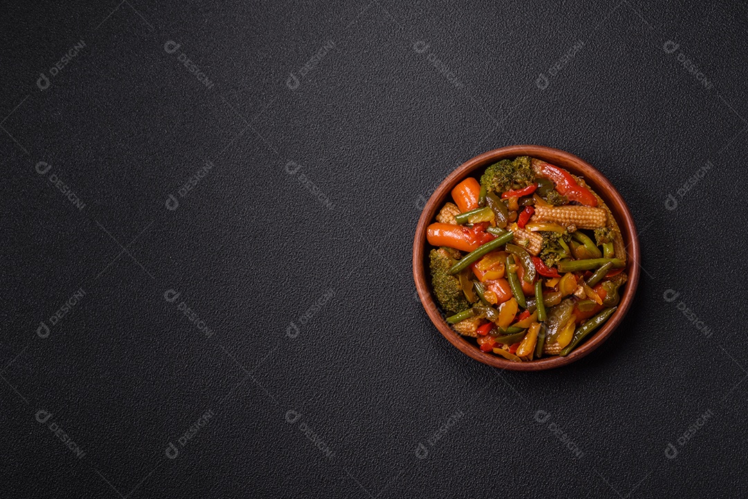 A imagem mostra um prato de legumes salteados ou refogados, provavelmente incluindo ervilhas verdes