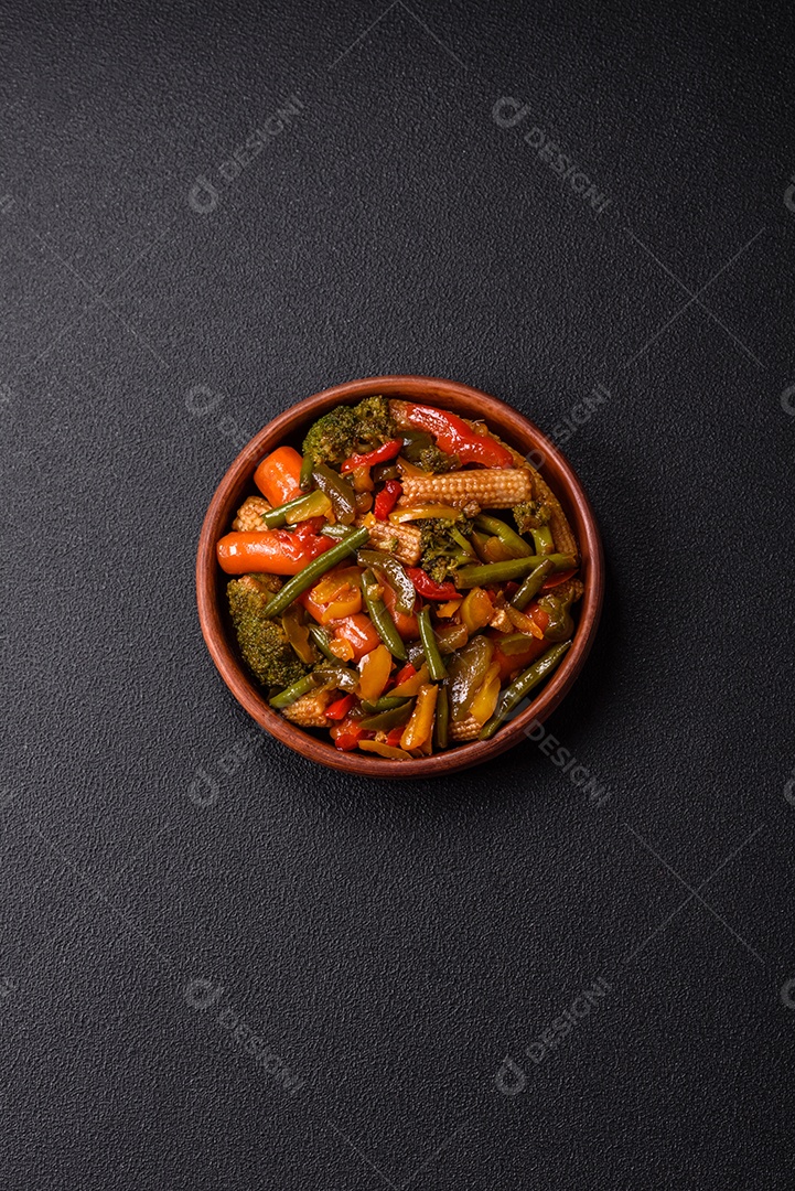 A imagem mostra um prato de legumes salteados ou refogados, provavelmente incluindo ervilhas verdes