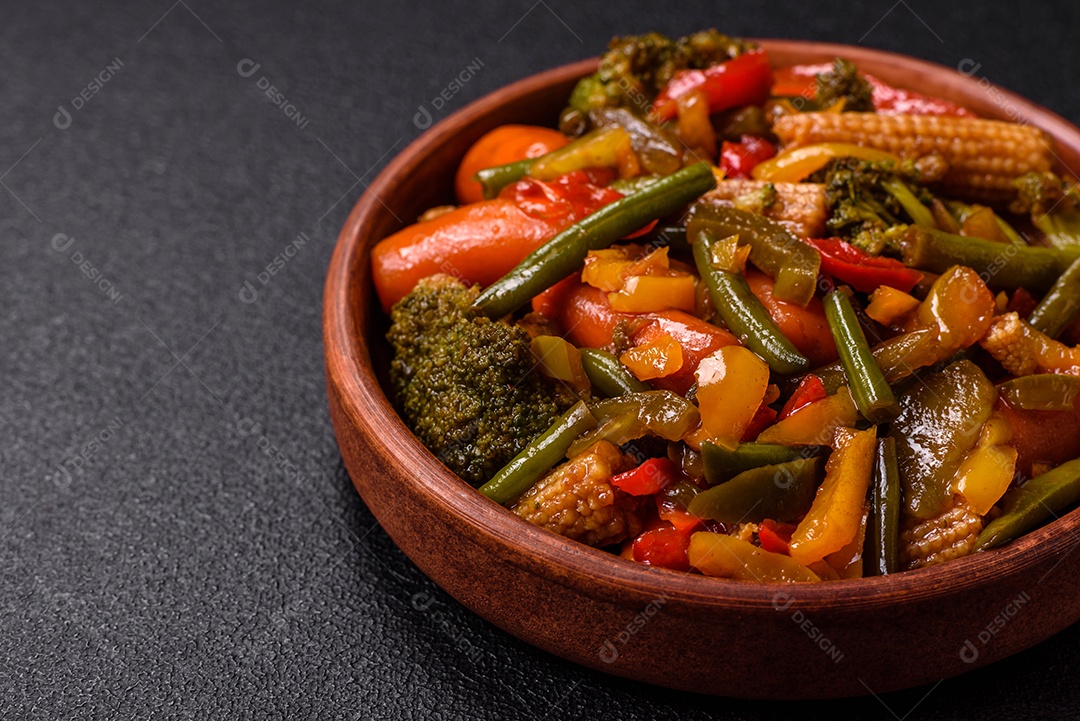 A imagem mostra um prato de legumes salteados ou refogados, provavelmente incluindo ervilhas verdes