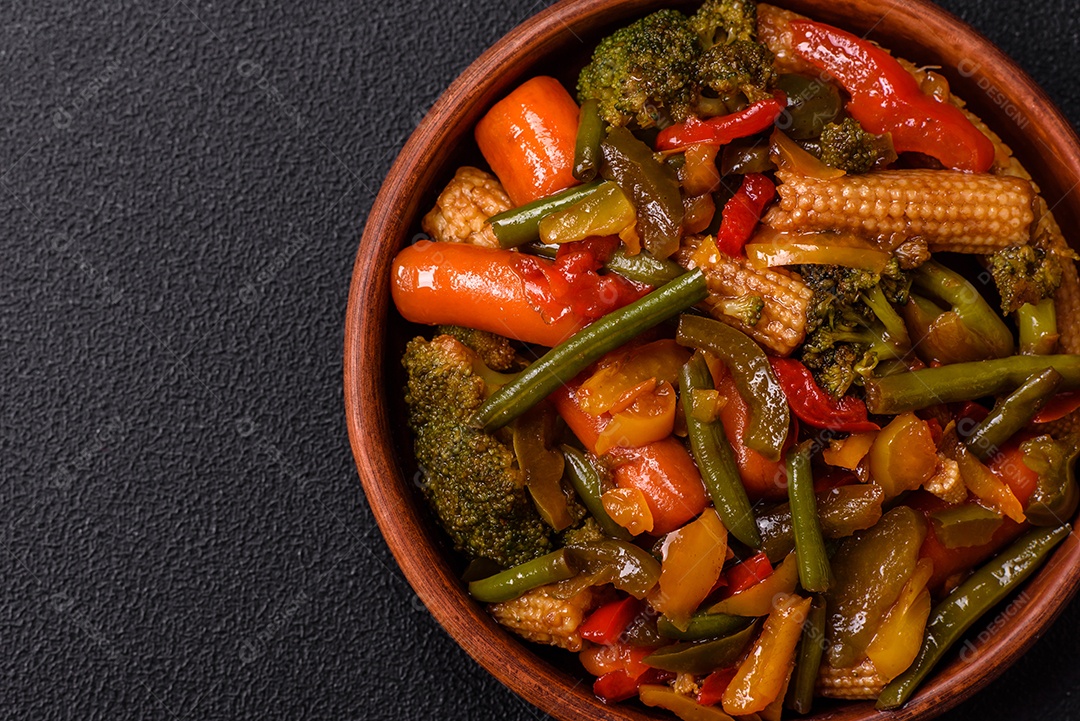 A imagem mostra um prato de legumes salteados ou refogados, provavelmente incluindo ervilhas verdes