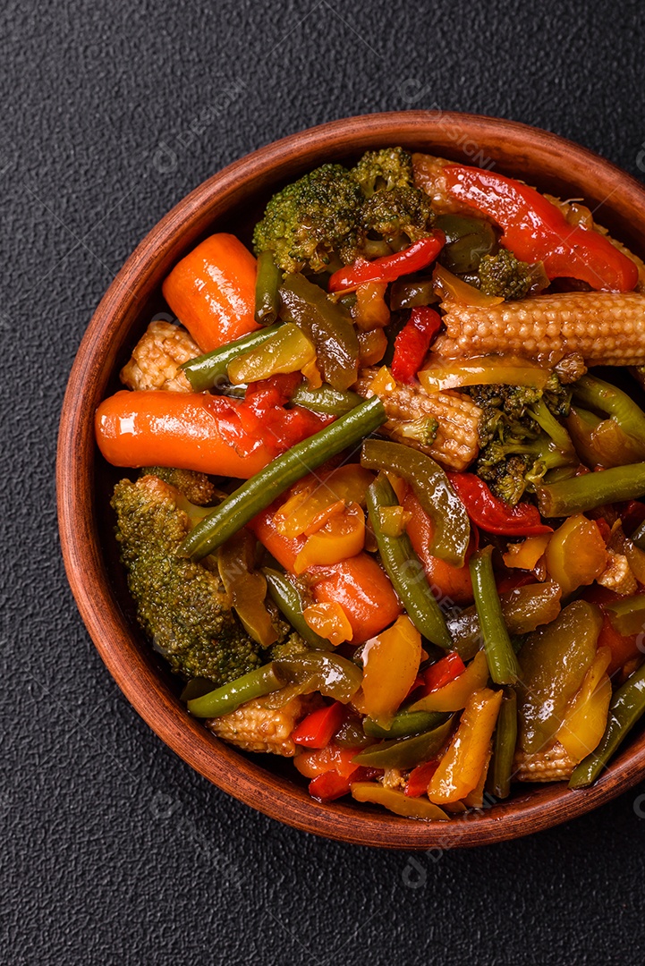 A imagem mostra um prato de legumes salteados ou refogados, provavelmente incluindo ervilhas verdes