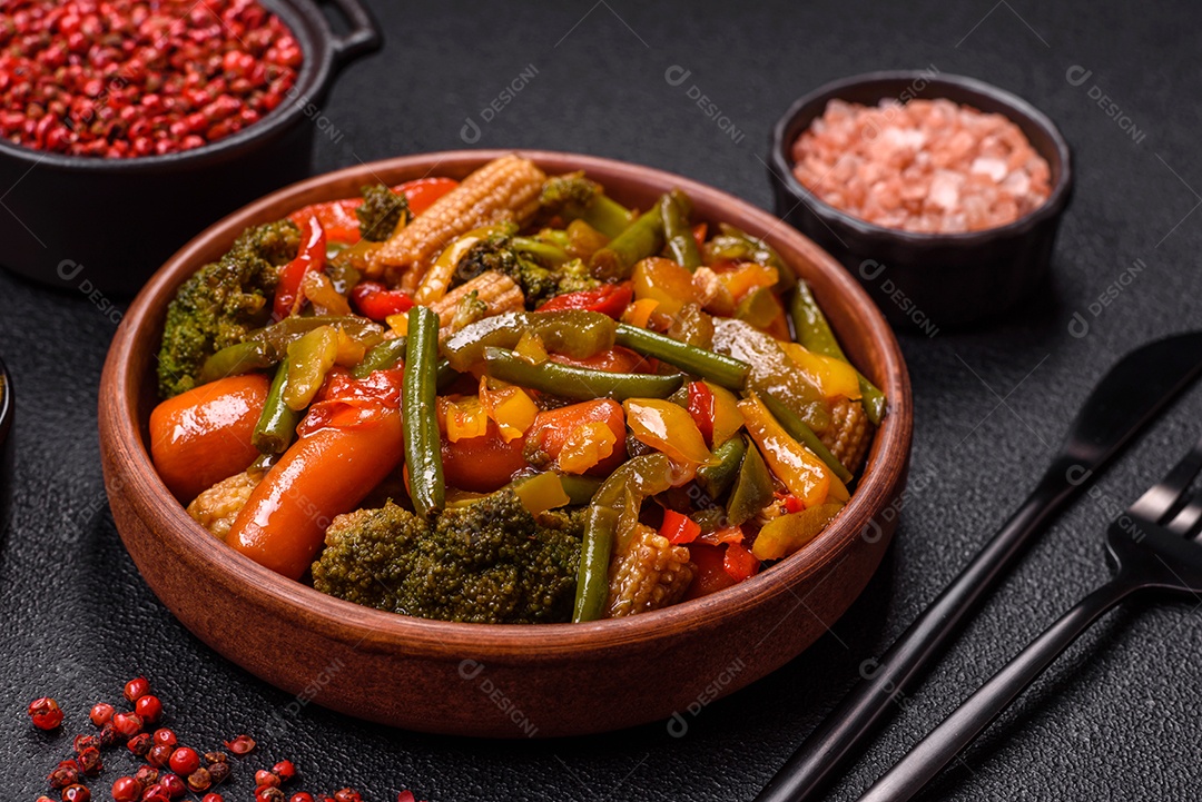 A imagem mostra um prato de legumes salteados ou refogados, provavelmente incluindo ervilhas verdes