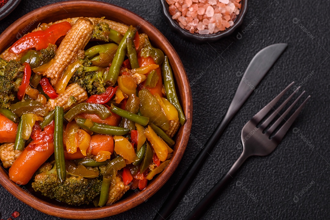 A imagem mostra um prato de legumes salteados ou refogados, provavelmente incluindo ervilhas verdes