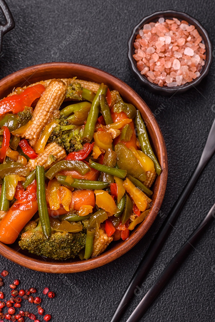 A imagem mostra um prato de legumes salteados ou refogados, provavelmente incluindo ervilhas verdes