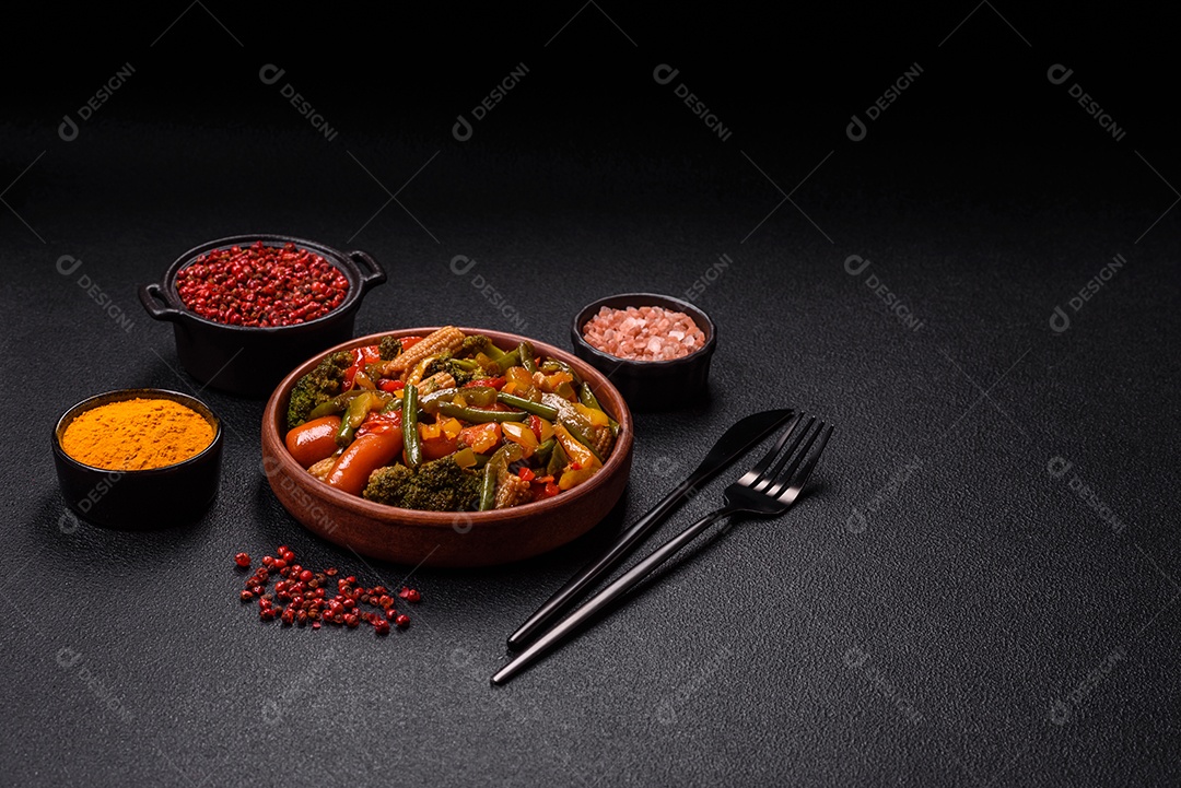 A imagem mostra um prato de legumes salteados ou refogados, provavelmente incluindo ervilhas verdes