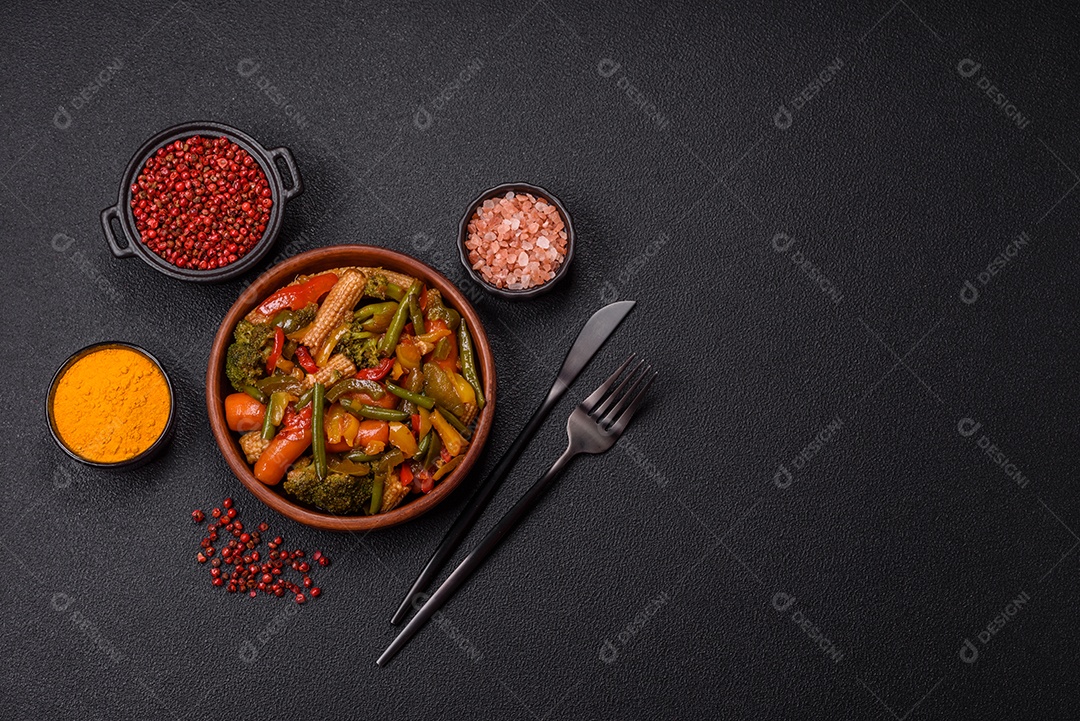 A imagem mostra um prato de legumes salteados ou refogados, provavelmente incluindo ervilhas verdes