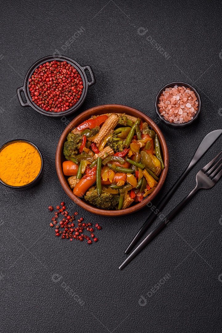 A imagem mostra um prato de legumes salteados ou refogados, provavelmente incluindo ervilhas verdes