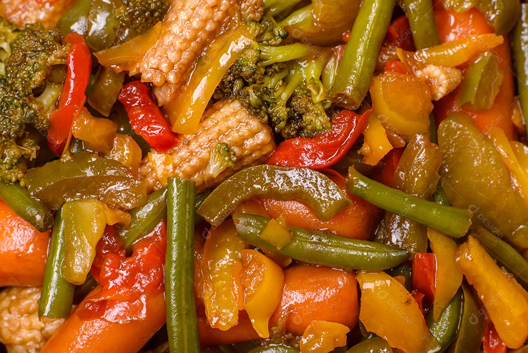 A imagem mostra um prato de legumes salteados ou refogados, provavelmente incluindo ervilhas verdes