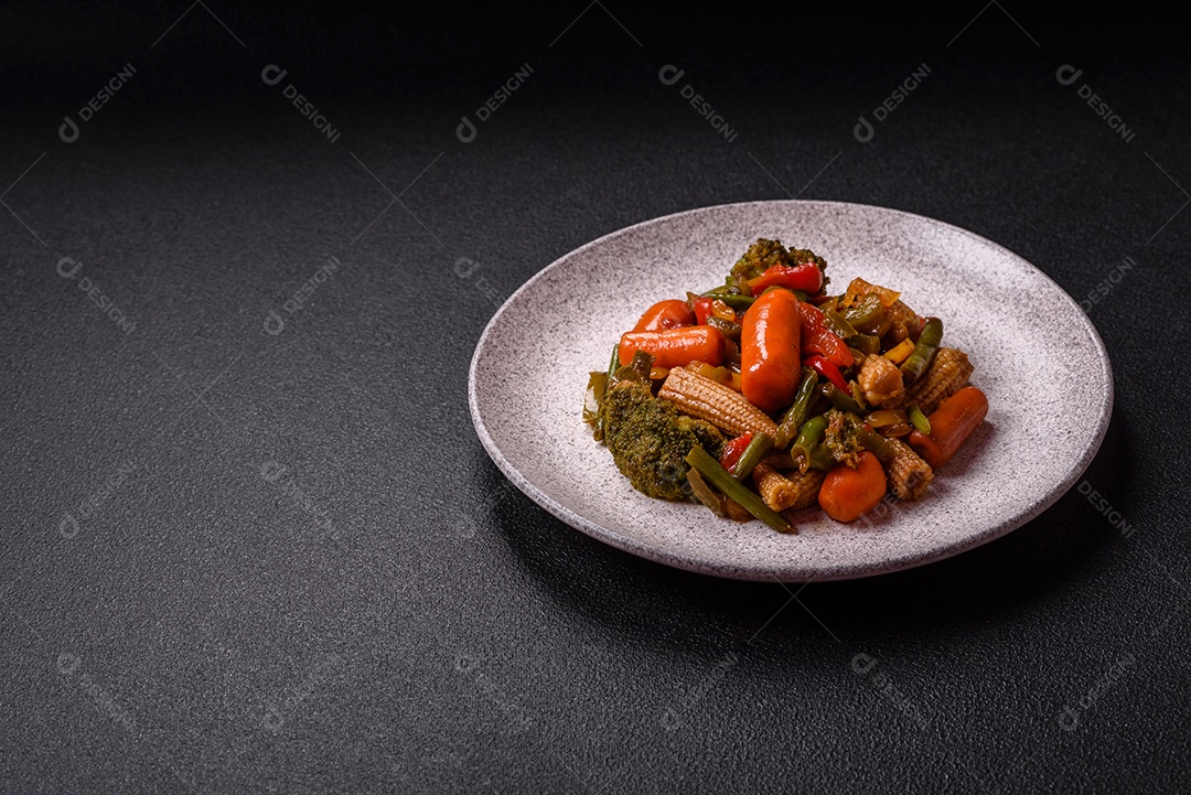 A imagem mostra um prato de legumes salteados ou refogados, provavelmente incluindo ervilhas verdes