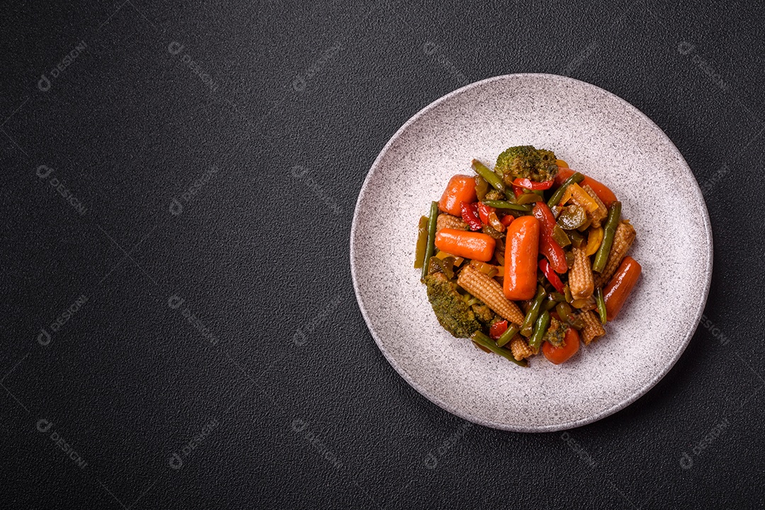 A imagem mostra um prato de legumes salteados ou refogados, provavelmente incluindo ervilhas verdes