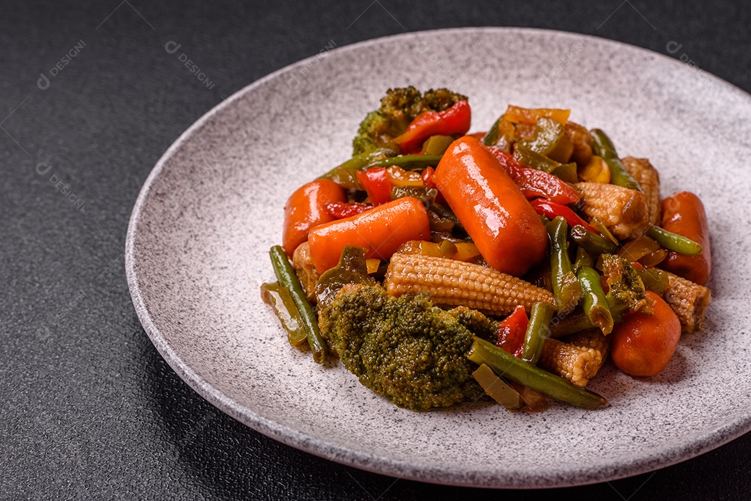 A imagem mostra um prato de legumes salteados ou refogados, provavelmente incluindo ervilhas verdes