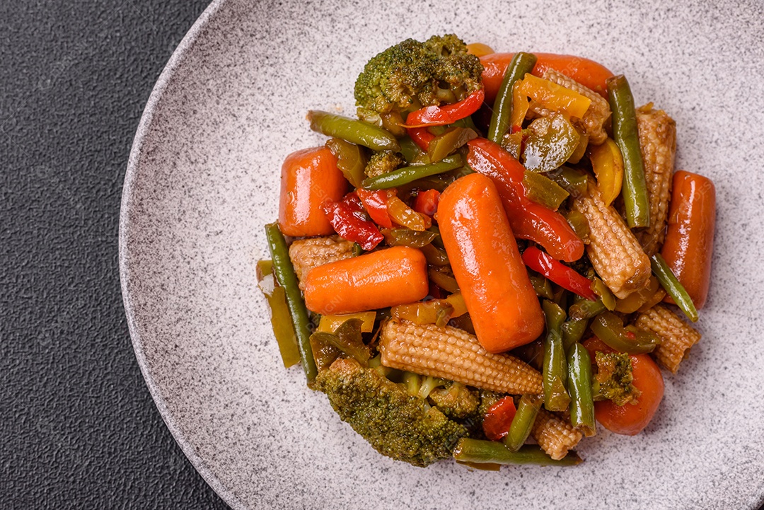 A imagem mostra um prato de legumes salteados ou refogados, provavelmente incluindo ervilhas verdes