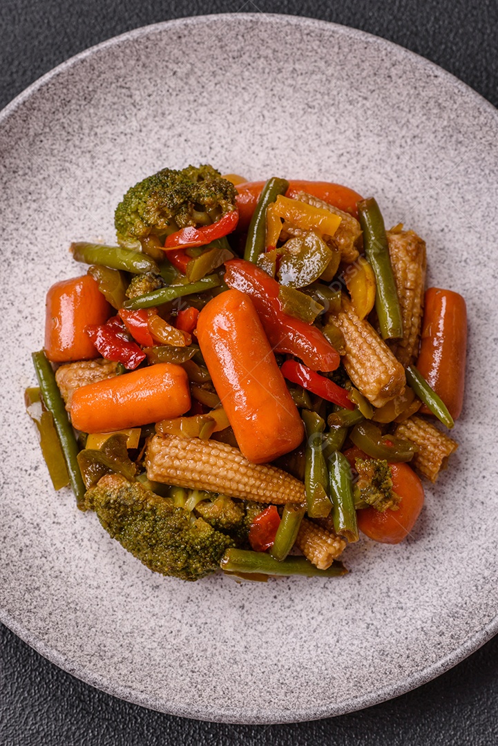 A imagem mostra um prato de legumes salteados ou refogados, provavelmente incluindo ervilhas verdes