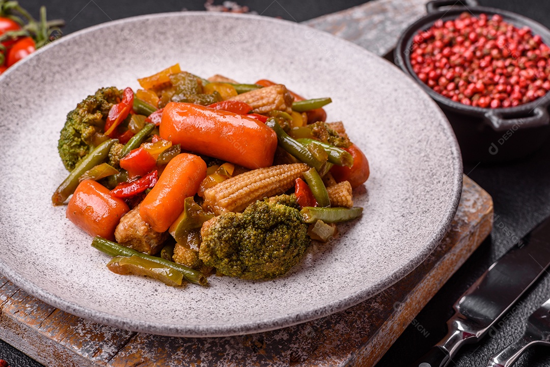 A imagem mostra um prato de legumes salteados ou refogados, provavelmente incluindo ervilhas verdes