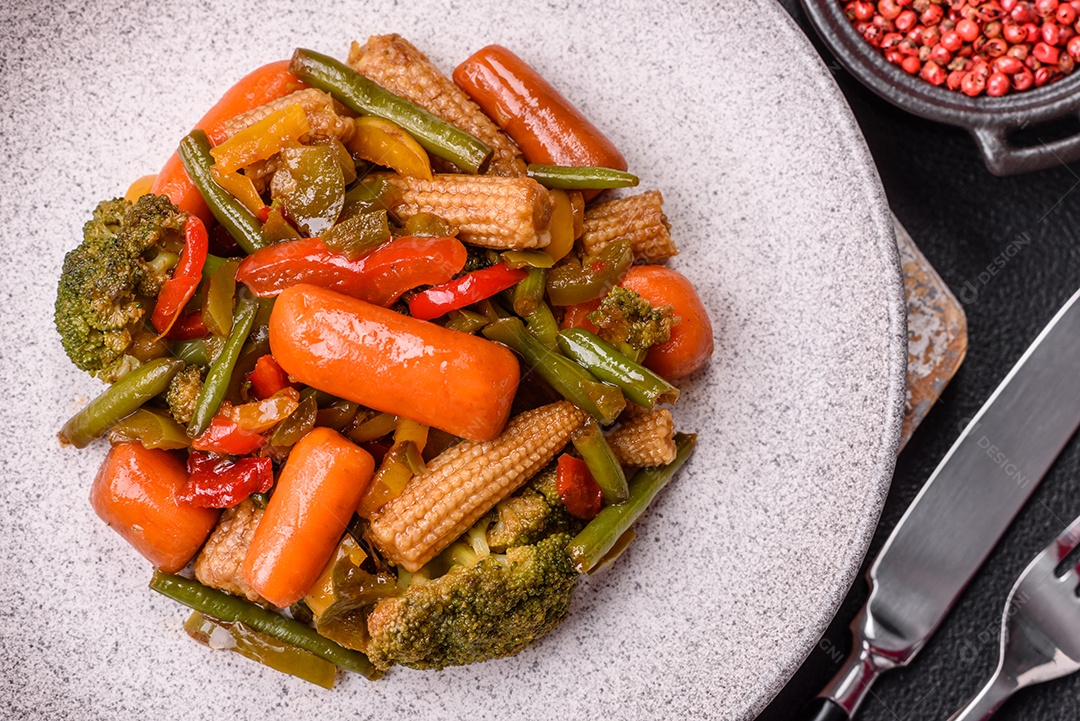 A imagem mostra um prato de legumes salteados ou refogados, provavelmente incluindo ervilhas verdes