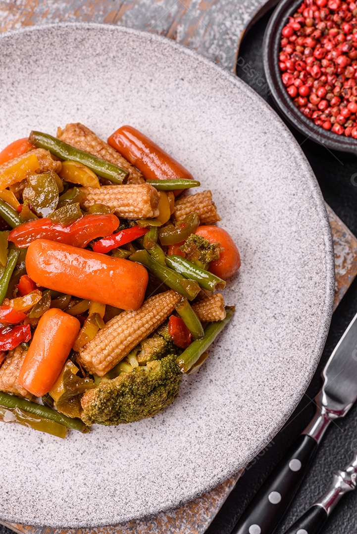 A imagem mostra um prato de legumes salteados ou refogados, provavelmente incluindo ervilhas verdes