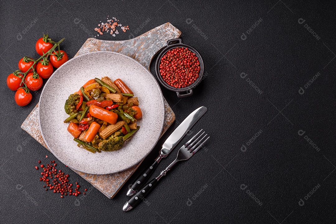 A imagem mostra um prato de legumes salteados ou refogados, provavelmente incluindo ervilhas verdes