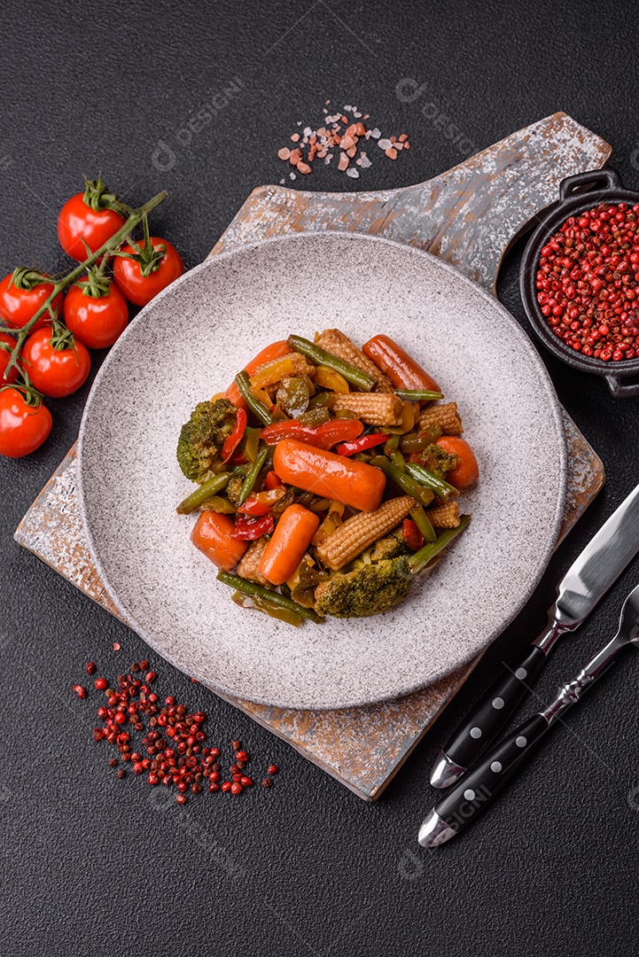 A imagem mostra um prato de legumes salteados ou refogados, provavelmente incluindo ervilhas verdes