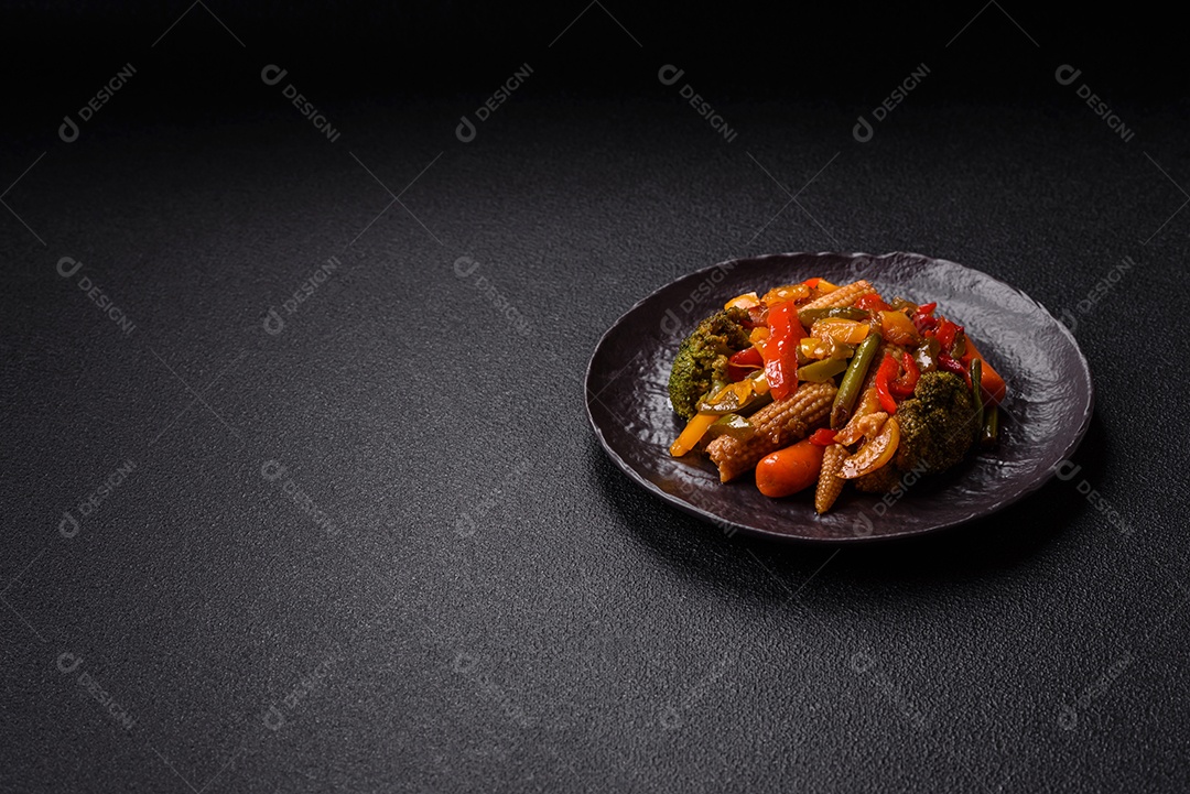 A imagem mostra um prato de legumes salteados ou refogados, provavelmente incluindo ervilhas verdes