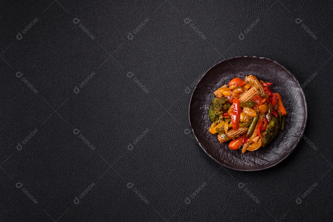 A imagem mostra um prato de legumes salteados ou refogados, provavelmente incluindo ervilhas verdes