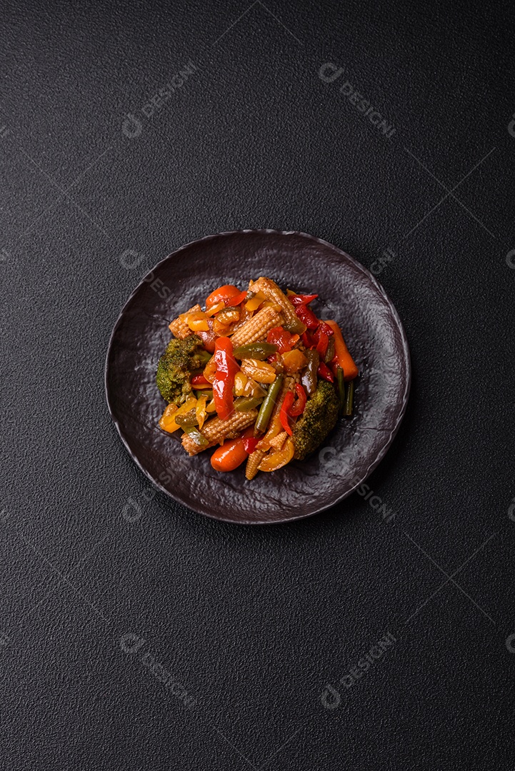 A imagem mostra um prato de legumes salteados ou refogados, provavelmente incluindo ervilhas verdes