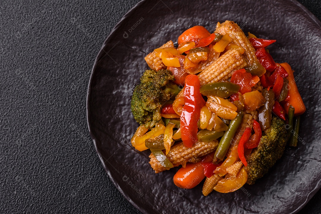 A imagem mostra um prato de legumes salteados ou refogados, provavelmente incluindo ervilhas verdes