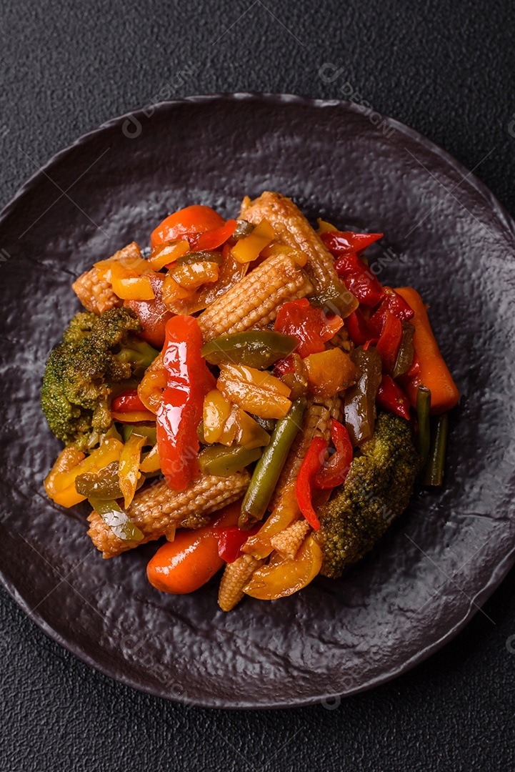 A imagem mostra um prato de legumes salteados ou refogados, provavelmente incluindo ervilhas verdes